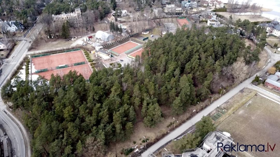 Zemes gabalu pie Ķīšezera. (nav krasta līnija). Lokācija: Ezermalas un Brēmenes ielu — vēl bildes