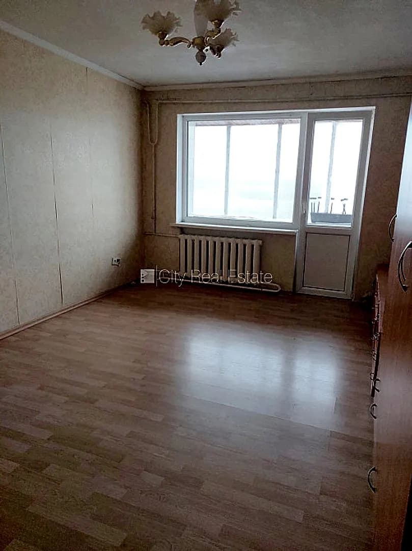 Fasādes māja, ķieģeļu mūra sienas, labiekārtots apzaļumots pagalms, kāpņu telpa pēc