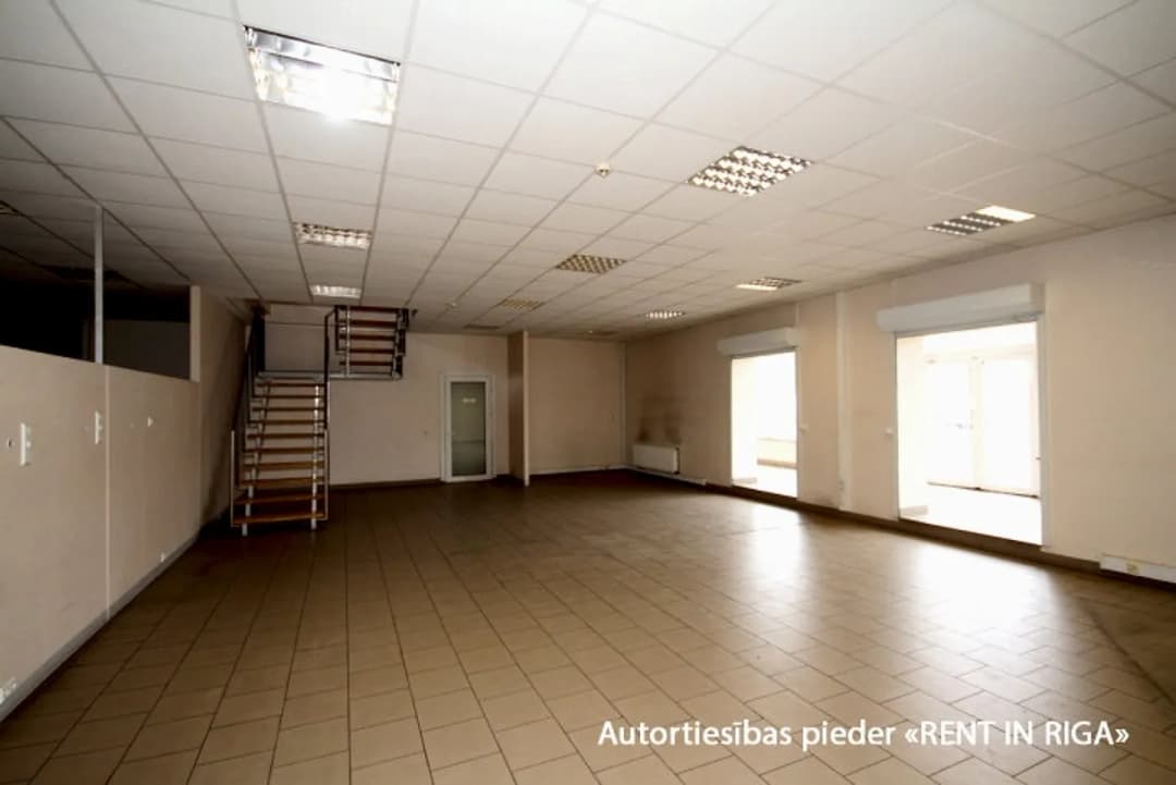 Atsevišķi stāvoša komercēka ar plašu pieguļošo teritoriju. + Ēkā ir plaša — bilde 4