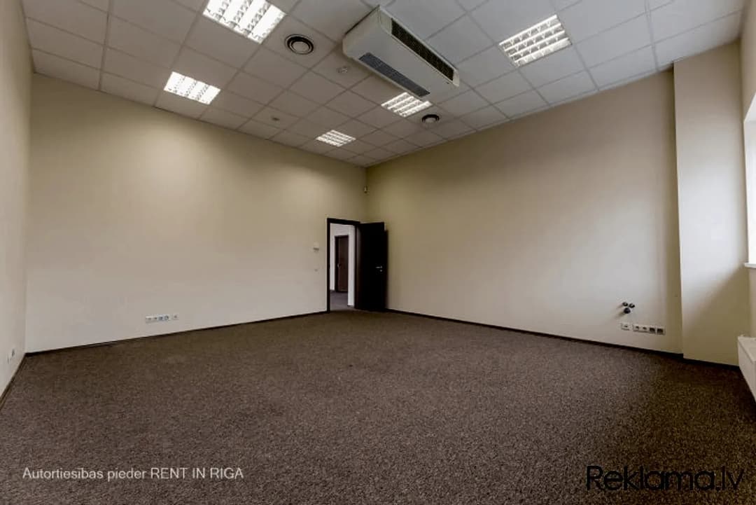 Biroja telpas kravu ostas terminālā "Port Magnat" 2. stāvā, ir lifts. Birojs izvietots kravu — vēl bildes