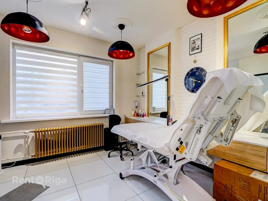 Dzīvoklis ar privātu ieeju! Šobrīd skaistumkopšanas salons, kuru bez lieliem ieguldījumiem — vēl bildes