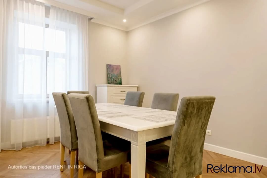 Piedāvājam ekskluzīvus, mēbelētus trīs istabu apartamentus Rīgas centrā, jaunā — vēl bildes