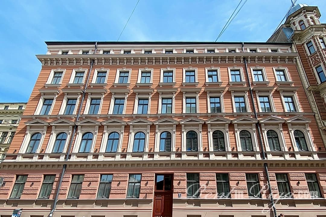 Piedāvājam 2 istabu dzīvokli centrā, pilnībā renovētā namā. Nams atrodas Rīgas centrā,
