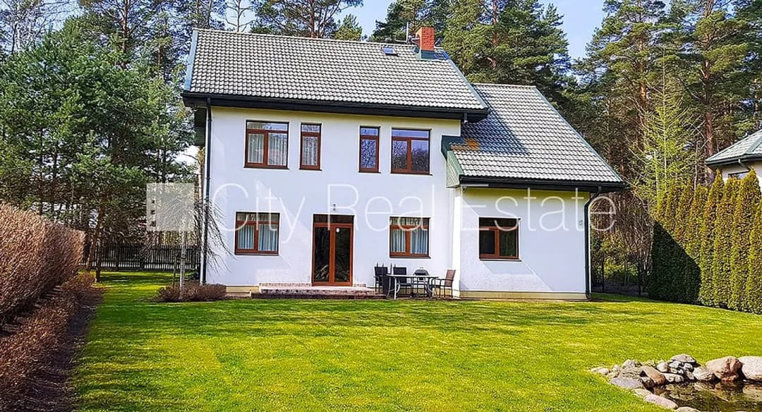 Privātmāja, fasāde ar dekoratīvo apmetumu, labiekārtots apzaļumots pagalms, garāža vienai