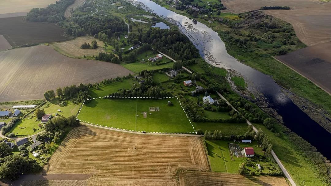 Pārdod zemi ar izbūvētiem pamatiem privātmājai un saimniecības ēkai ainaviskā vietā pie — bilde 2