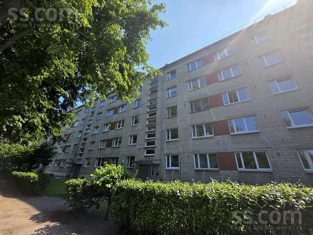 Trīsistabu dzīvoklis — Rododendru 7