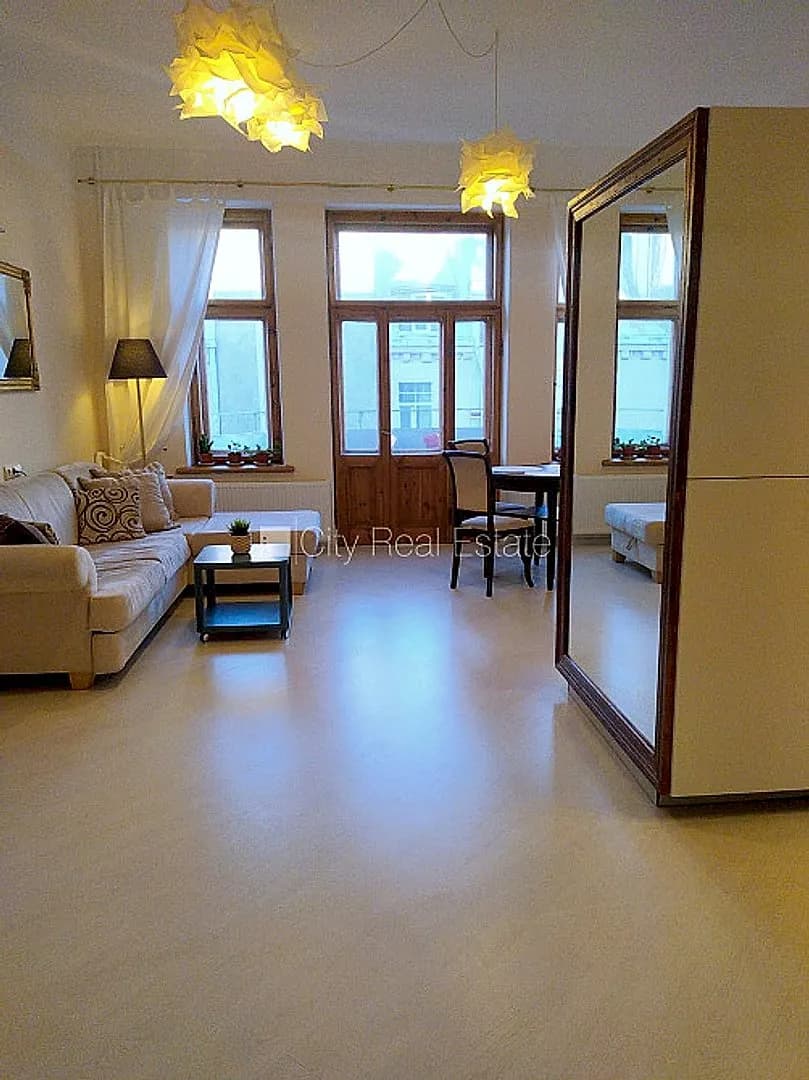 Fasādes māja, renovēta māja, slēgta teritorija, ieeja no ielas, ir lifts, kāpņu telpa pēc