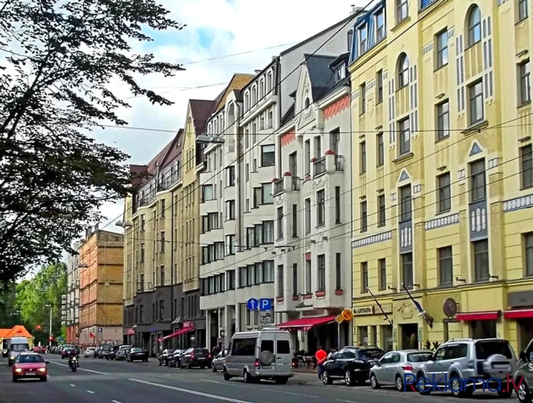 Tiek pārdots 3-istabu dzīvoklis ar autostavvietu pagalmā (аutostāvvieta ir iekļauta cenā).