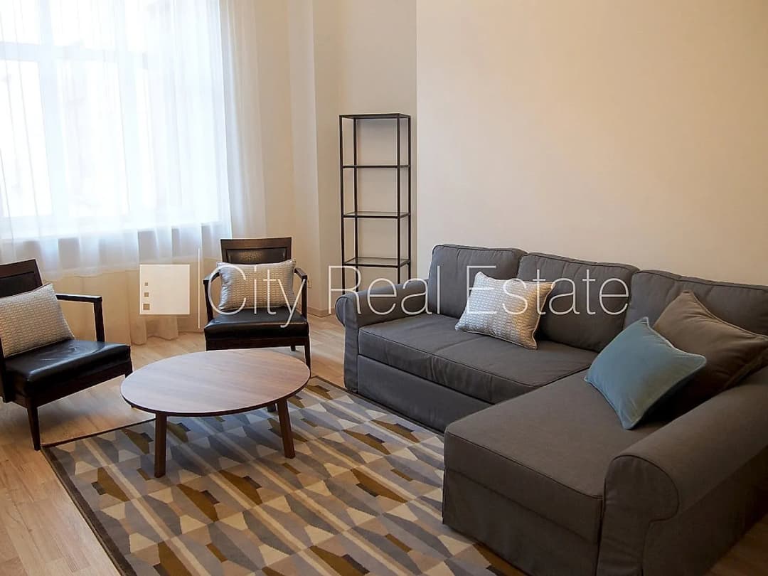 Renovēta māja, logi vērsti uz pagalma pusi, viesistaba, viena telpa caurstaigājama, virtuve,