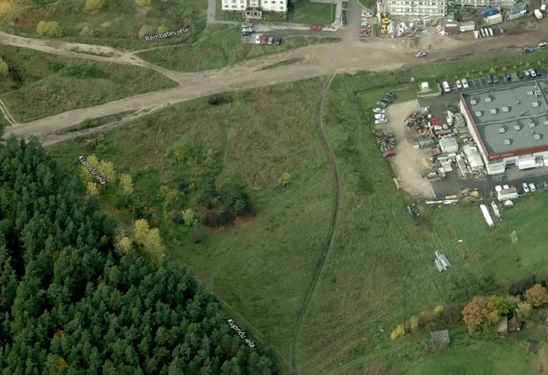 Pārdod Zemi Pļavniekos. Apkārtnē atrodas veiksmīgi realizētie daudzīvokļu māju projekti. — vēl bildes