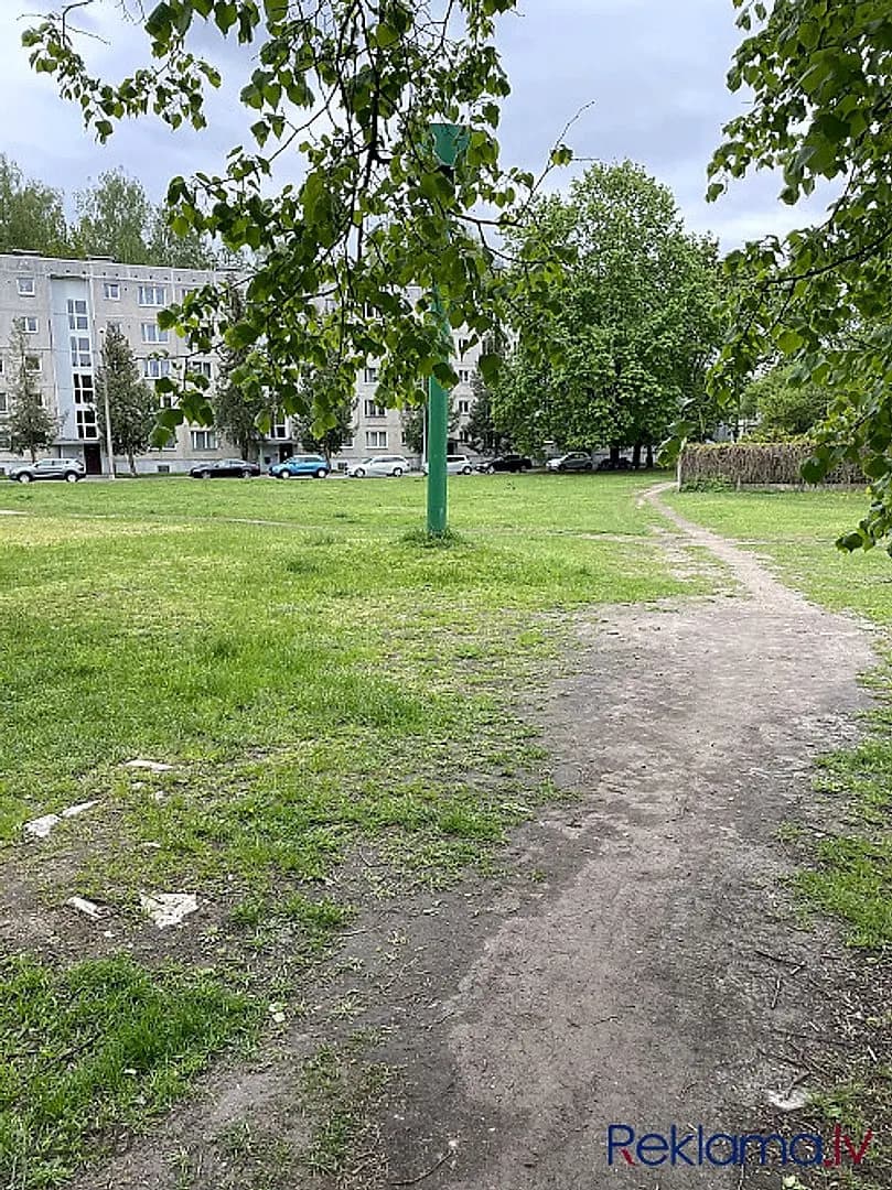 Pārdod zemes gabalu, par kadastrālo vērtību, daudzstāvu apbūves rajonā, kas pēc — vēl bildes