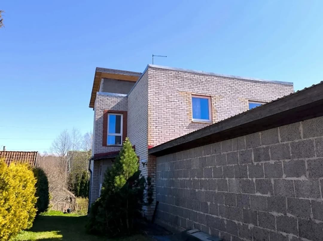 Ziemas māja Saulkrastu centra tuvumā. 1. stāvā plaša virtuve un mājīga, ļoti liela kamīna — vēl bildes