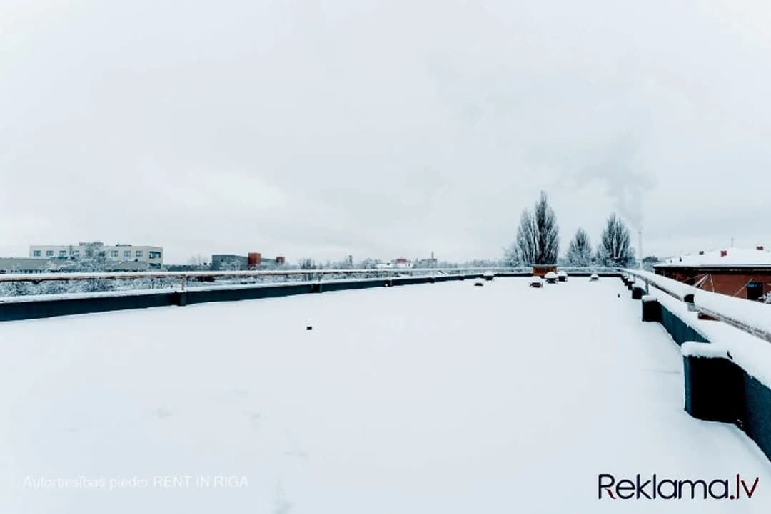 Gaišs birojs ar milzīgu terasi Ganību dambī 36. Caurstaigājama telpa 36 kvm, izolēta — vēl bildes