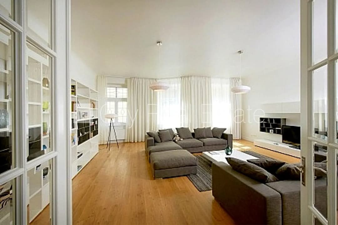 Pagalma ēka, renovēta māja, ieeja no pagalma, ir lifts, logi vērsti mājas abās pusēs,