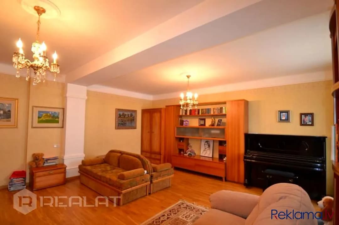 Piedāvājam uz iegādi- ļoti izsmalcinātu 5 istabu dzīvokli Renovētā mājā klusajā centrā — vēl bildes