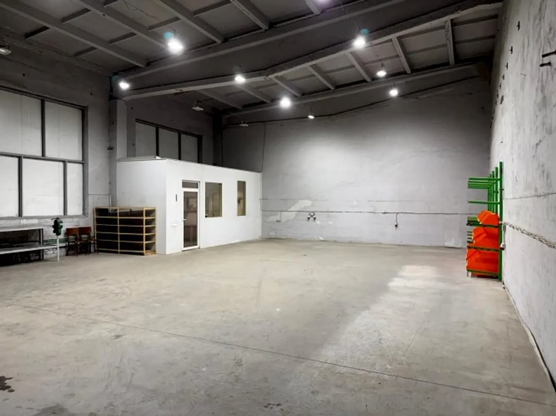 Iznomā noliktavas vai ražošanas telpas Juglā - Griestu augstums 6, 5 m - Betona grīda - — bilde 4