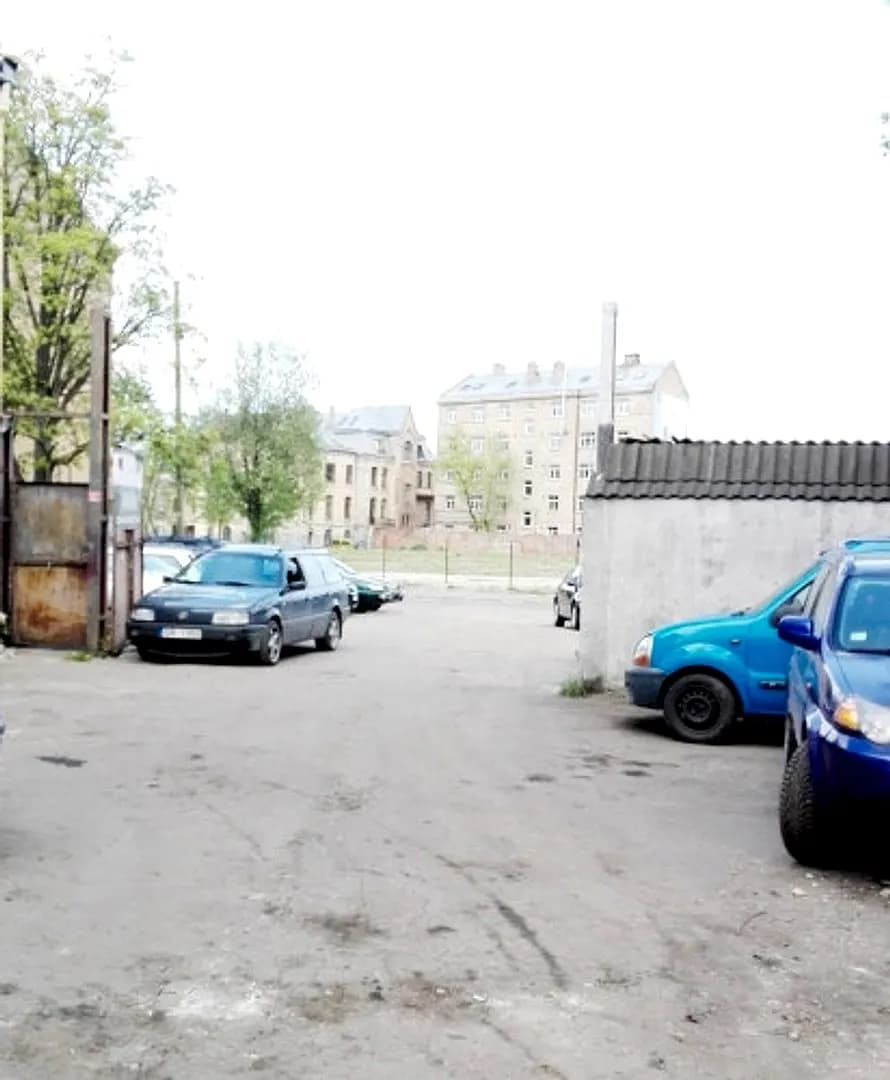 Zemes piedāvājums Rīgas centrā. Piedāvājumā ietilpst: Trīs stāvu noliktava ar kopējo — vēl bildes