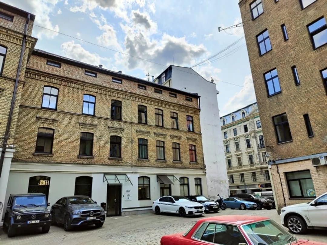 Biroja telpas renovētas ēkas 4. stāvā. Labiekārtota, sakopta un bruģēta teritorija, pagalma — bilde 2