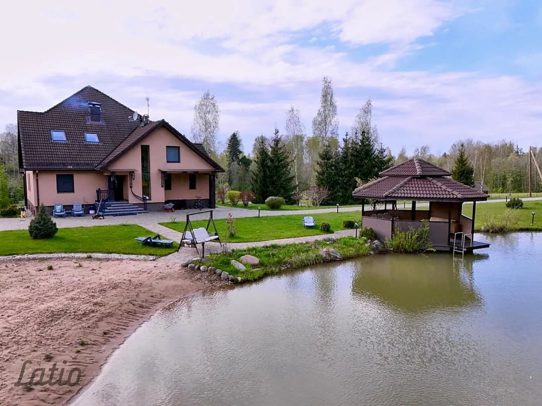Piedāvājam iegādei kvalitatīvu māju ar plašu zemes gabalu 20 900 м platībā, klusā un