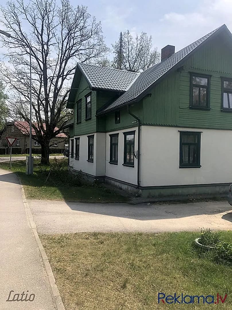 Pārdod labi uzturētu privātmāju Stendes pilsētā. Māja atrodas zaļā privātmāju rajonā — bilde 2
