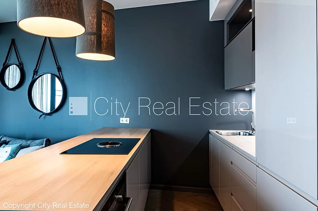 Pagalma ēka, fasādes māja, slēgts pagalms, ieeja no ielas, ir lifts, kāpņu telpa pēc — vēl bildes