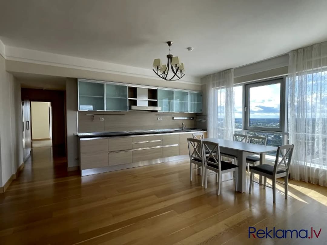 Tiek izīrēts penthaus tipa dzīvoklis ēkas 29.stāvā! 130 m2 dzīvoklī ir iekārtota: - — bilde 4