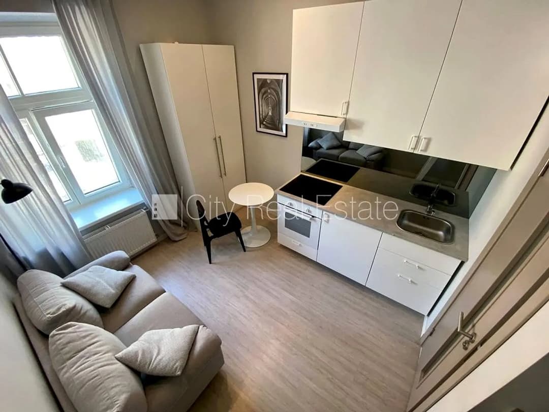 Fasādes māja, renovēta māja, slēgts pagalms, ieeja no ielas, kāpņu telpa pēc kapitālā