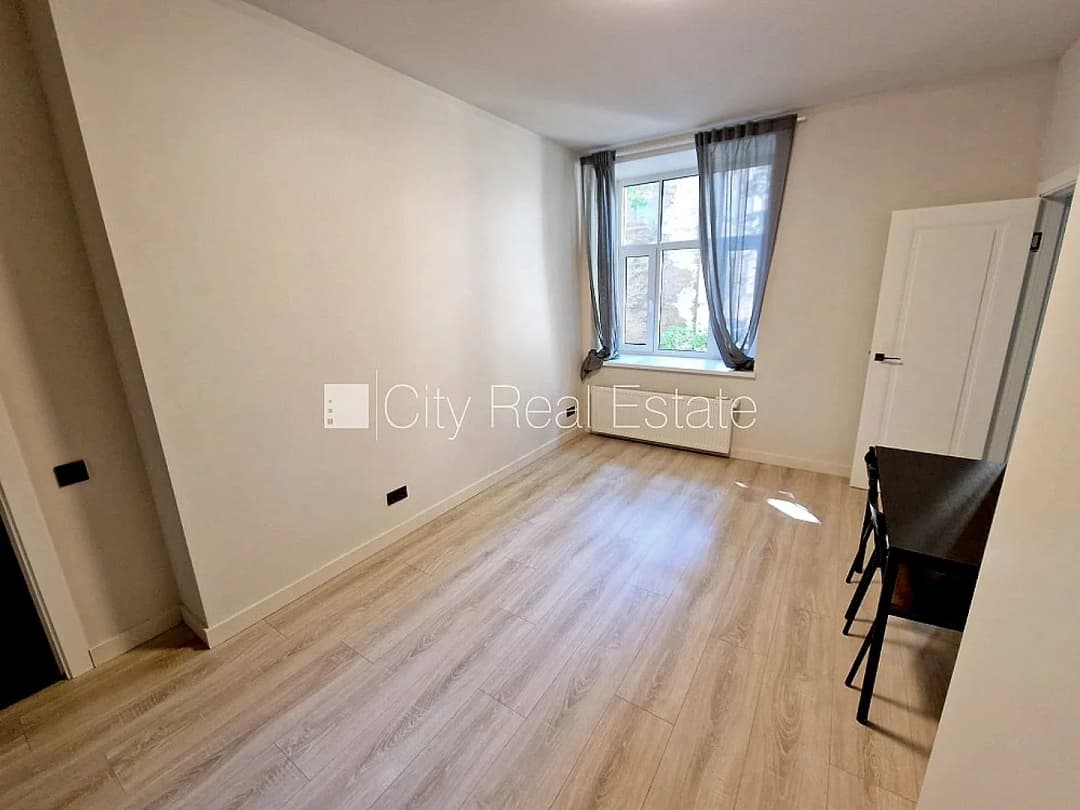 Fasādes māja, renovēta māja, slēgts pagalms, ieeja no ielas, ir lifts, kāpņu telpa pēc — vēl bildes