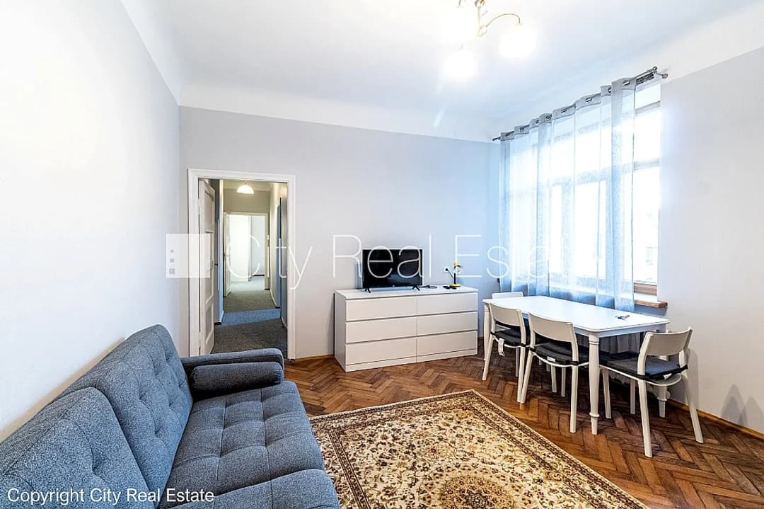 Fasādes māja, renovēta māja, ieeja no ielas, ir lifts, kāpņu telpa pēc kapitālā remonta, — bilde 3