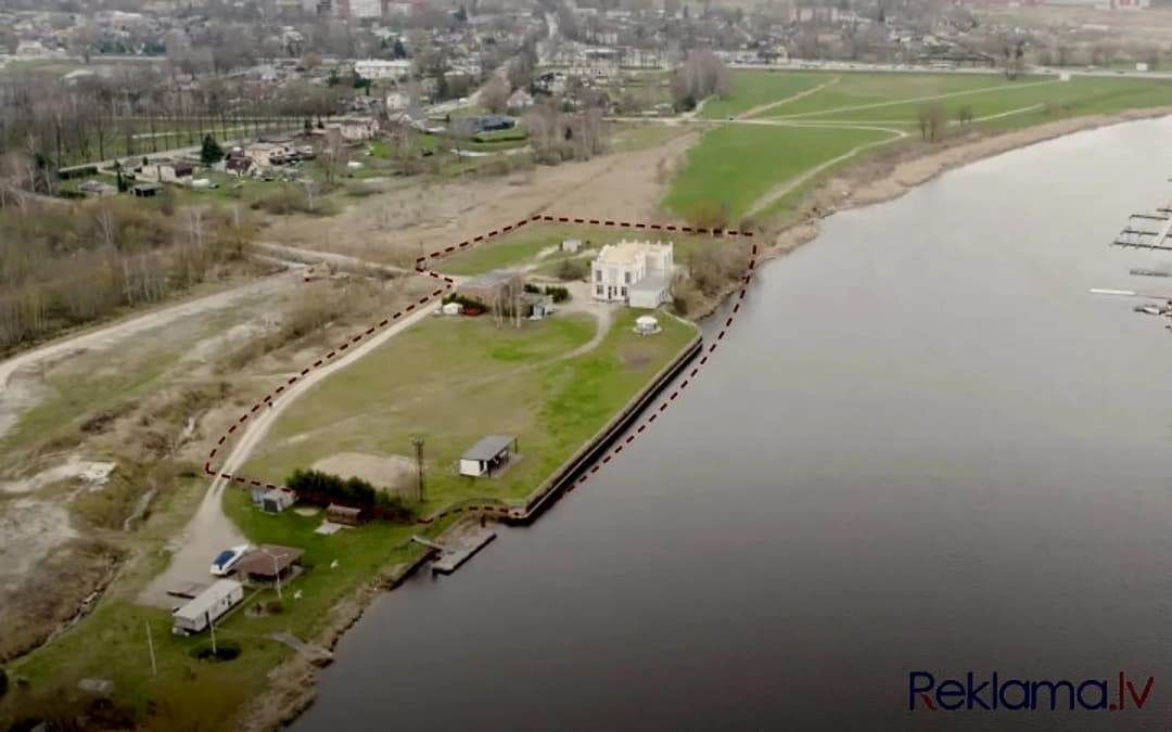 Ekskluzīvs īpašumu Jelgavā, Lielupes krastā. + Objektu veido daudzstūra formas zemes gabals