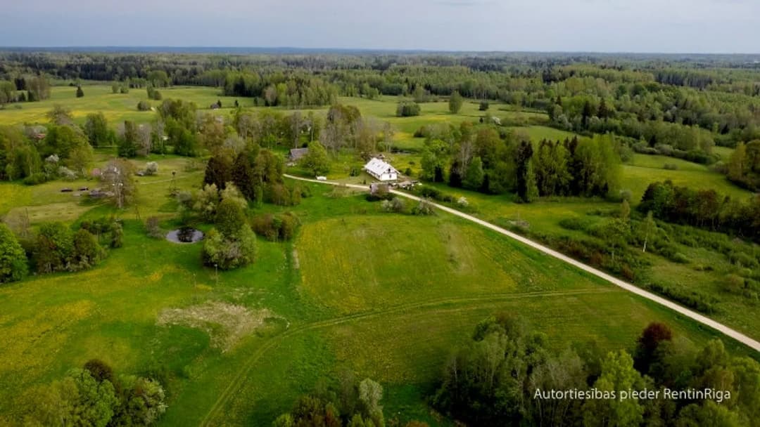 Kvalitatīvi un pārdomāti būvēta lauku māja no dabīgiem un ilgtspējīgiem materiāliem. — bilde 2