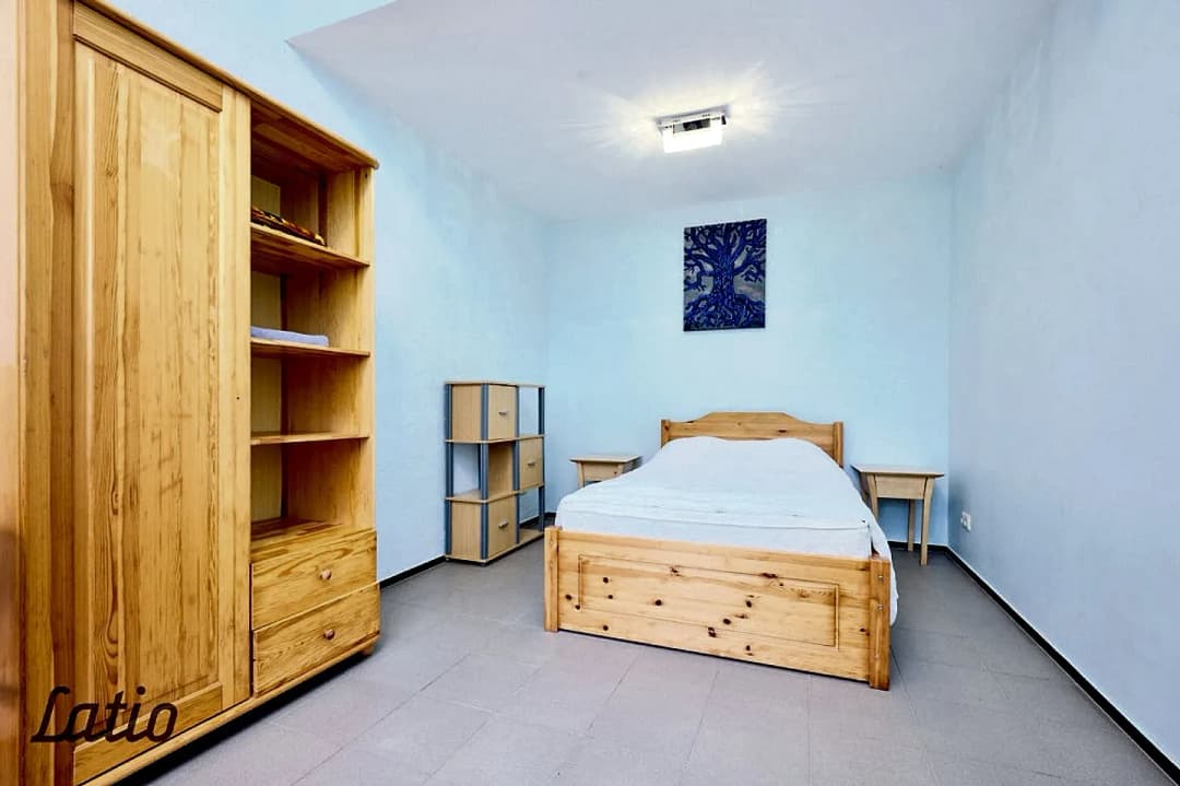 Piedāvājam iegādei kvalitatīvu māju ar ļoti plašu zemes gabalu 49 300 м platībā, klusā — vēl bildes
