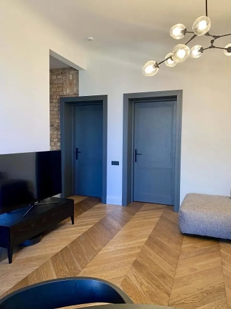 Elegants dizaina dzīvoklis Rīgas Klusajā centrā Dzīvoklis tiek izīrēts tikai ar — bilde 2