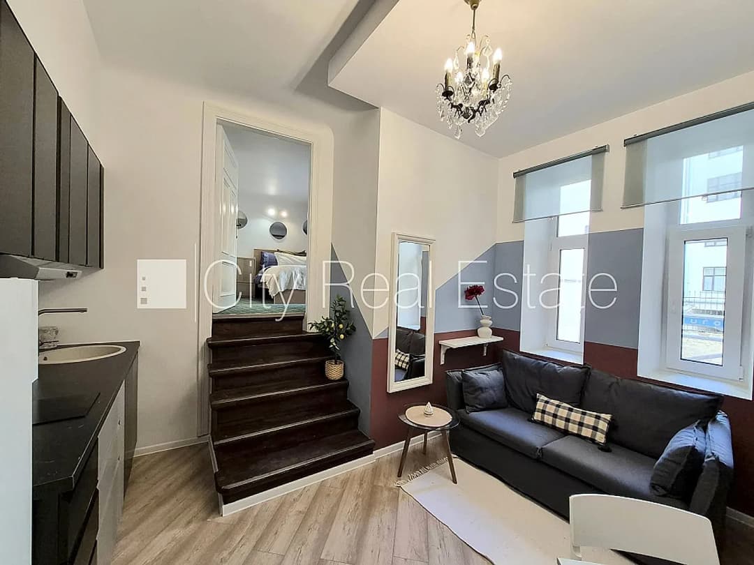 Renovēta māja, beletāža, ir lifts, kāpņu telpa pēc kapitālā remonta, viena istaba