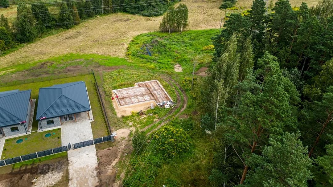 Pārdod zemesgabalu ar vienstāvu privātmājas projektu (ir būvatļauja) un pamatiem - ir — vēl bildes