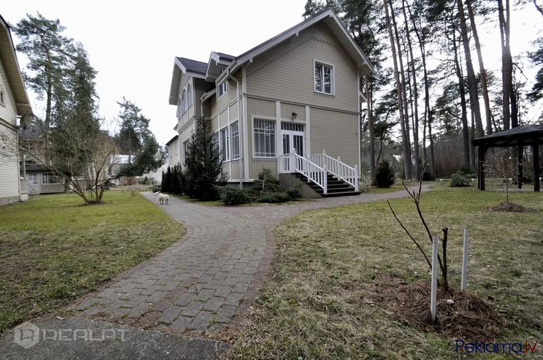 Tiek izīrēta ērta un plaša 2 stāvu māja 200 m2 platībā. Mājā ir 5 guļamistabas, 3 vannas — vēl bildes