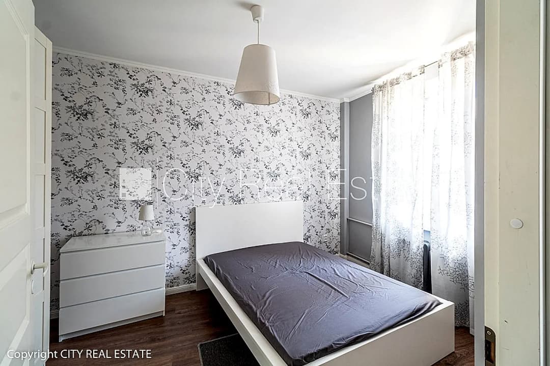 Slēgts pagalms, kāpņu telpa pēc kosmētiskā remonta, logi vērsti uz pagalma pusi, virtuve, — bilde 3