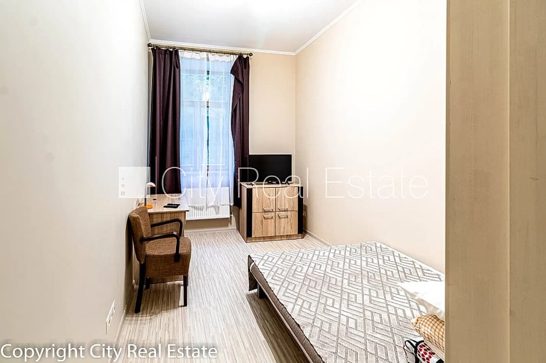 Šo dzīvokli izīrē pa diennaktīm (īstermiņa īre), īres cena sludinājumā norādīta par — vēl bildes