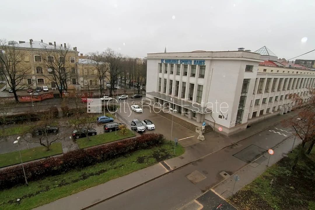 Pagalma māja, renovēta māja, ieeja no ielas, kāpņu telpa pēc kapitālā remonta, logi vērsti — vēl bildes