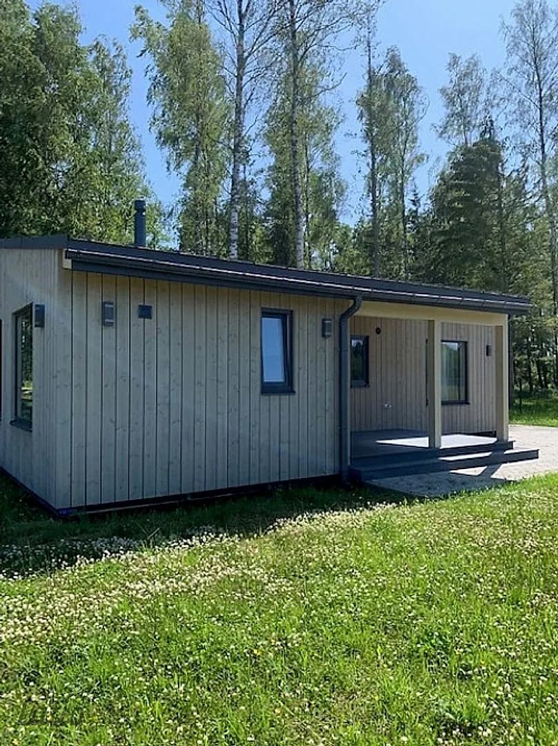 Pārdod tikko pabeigtu vienstāva māju ar plašu zemes gabalu Zvejniekciemā 350m attālumā no — vēl bildes
