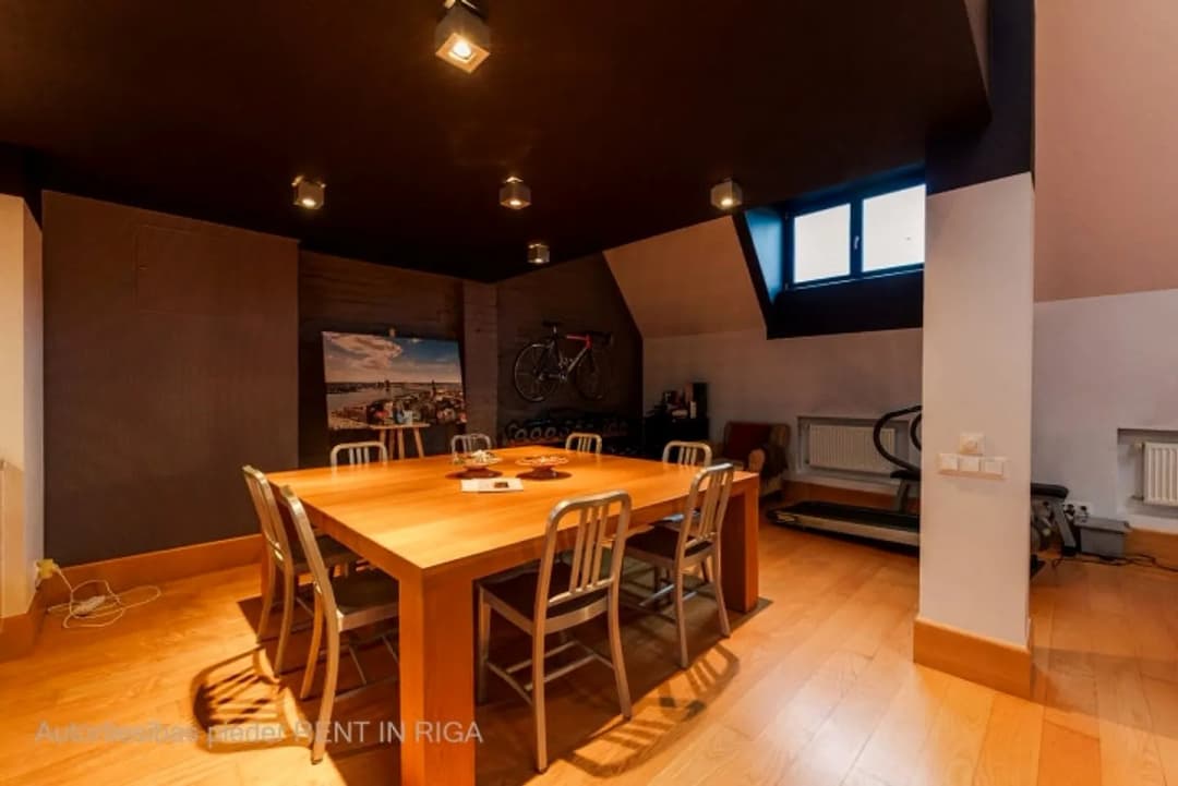 Tiek pārdots penthouse tipa dzīvoklis vēstniecību rajonā - Klusajā centrā. Divstāvu — vēl bildes