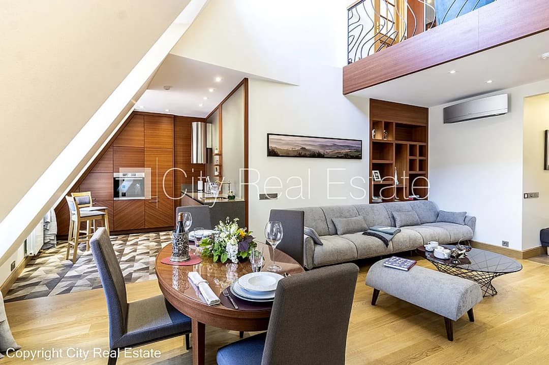 Pagalma māja, renovēta māja, dzīvokļu skaits ēkā 11 gab., slēgts pagalms, garāžas vārti