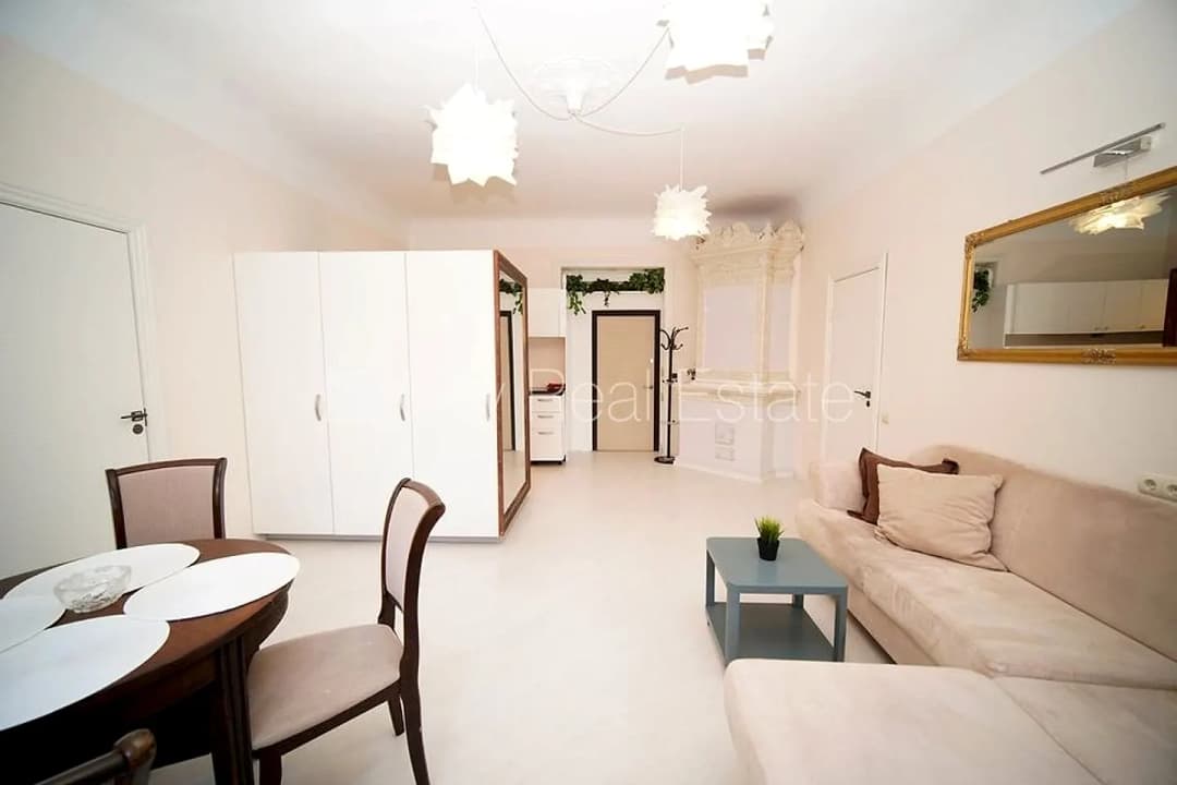 Fasādes māja, renovēta māja, ieeja no ielas, ir lifts, kāpņu telpa pēc kosmētiskā remonta, — bilde 3