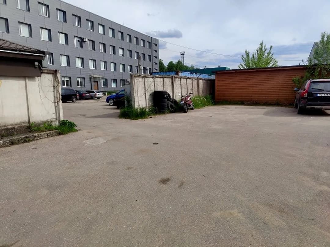 Iznomā asfaltētu laukumu. Teritorijā video novērošana. Iespēja blakus ēkā nomāt — bilde 4