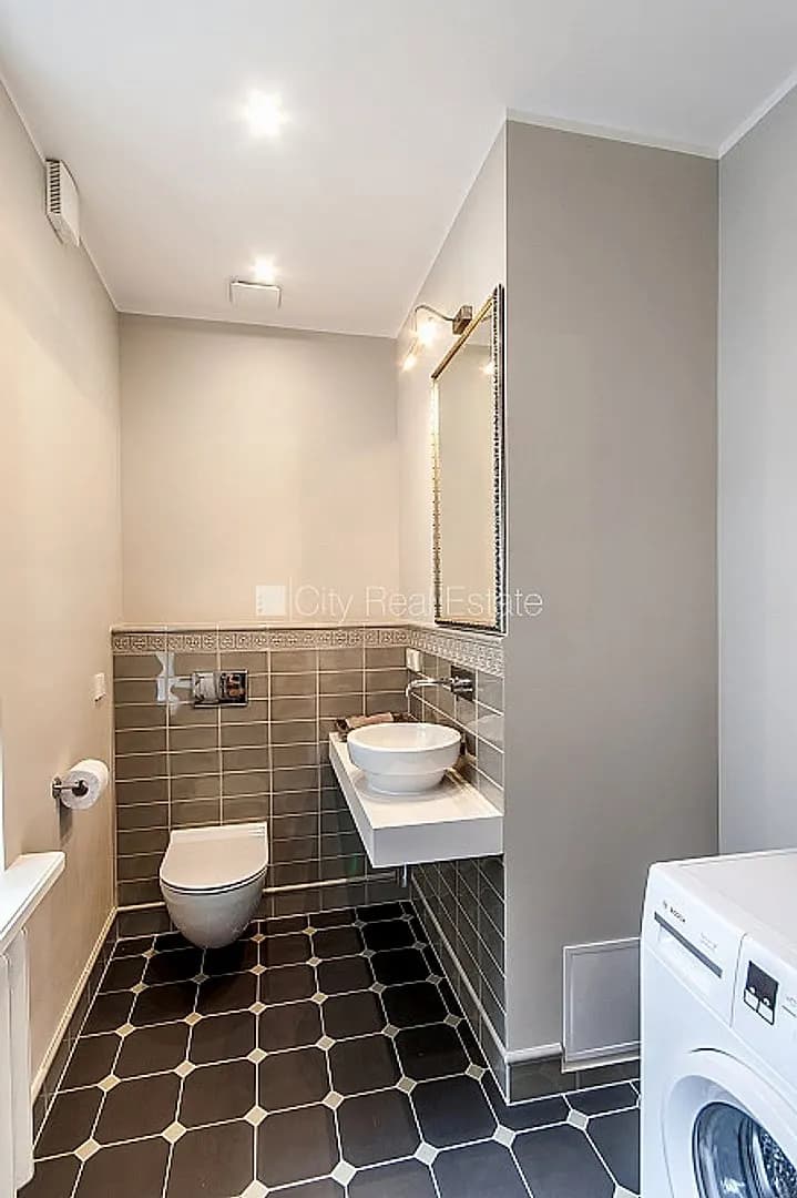 Fasādes māja, renovēta māja, ieeja no ielas, ir lifts, terase, logi vērsti mājas abās — vēl bildes