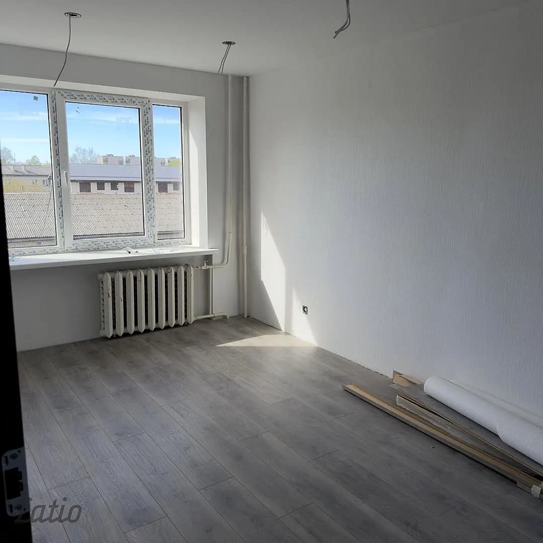 Tiek pārdots funkcionāls un saulains divu istabu dzīvoklis klusā un zaļā Ventspils rajonā, — bilde 3