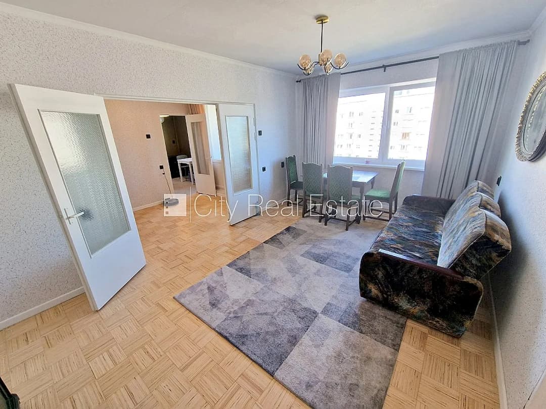 Pagalma ēka, ieeja no pagalma, divas lodžijas, logi vērsti mājas abās pusēs, plašs skats no — bilde 2