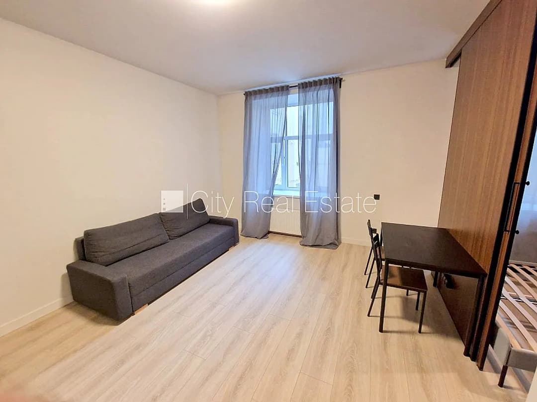 Fasādes māja, renovēta māja, slēgts pagalms, ieeja no ielas, ir lifts, kāpņu telpa pēc — bilde 3