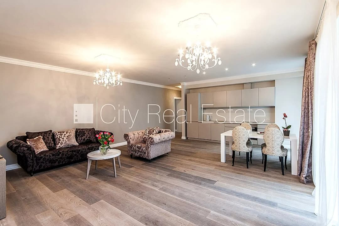 Fasādes māja, renovēta māja, ieeja no ielas, ir lifts, terase, logi vērsti mājas abās