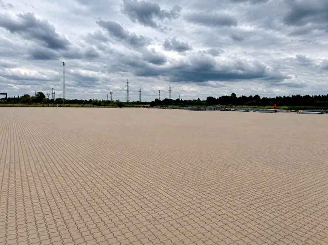 Bruģēts laukums ar tenta noliktavu Jelgavā. + Bruģēta laukuma platība 10 346 m2; + Tenta — bilde 2